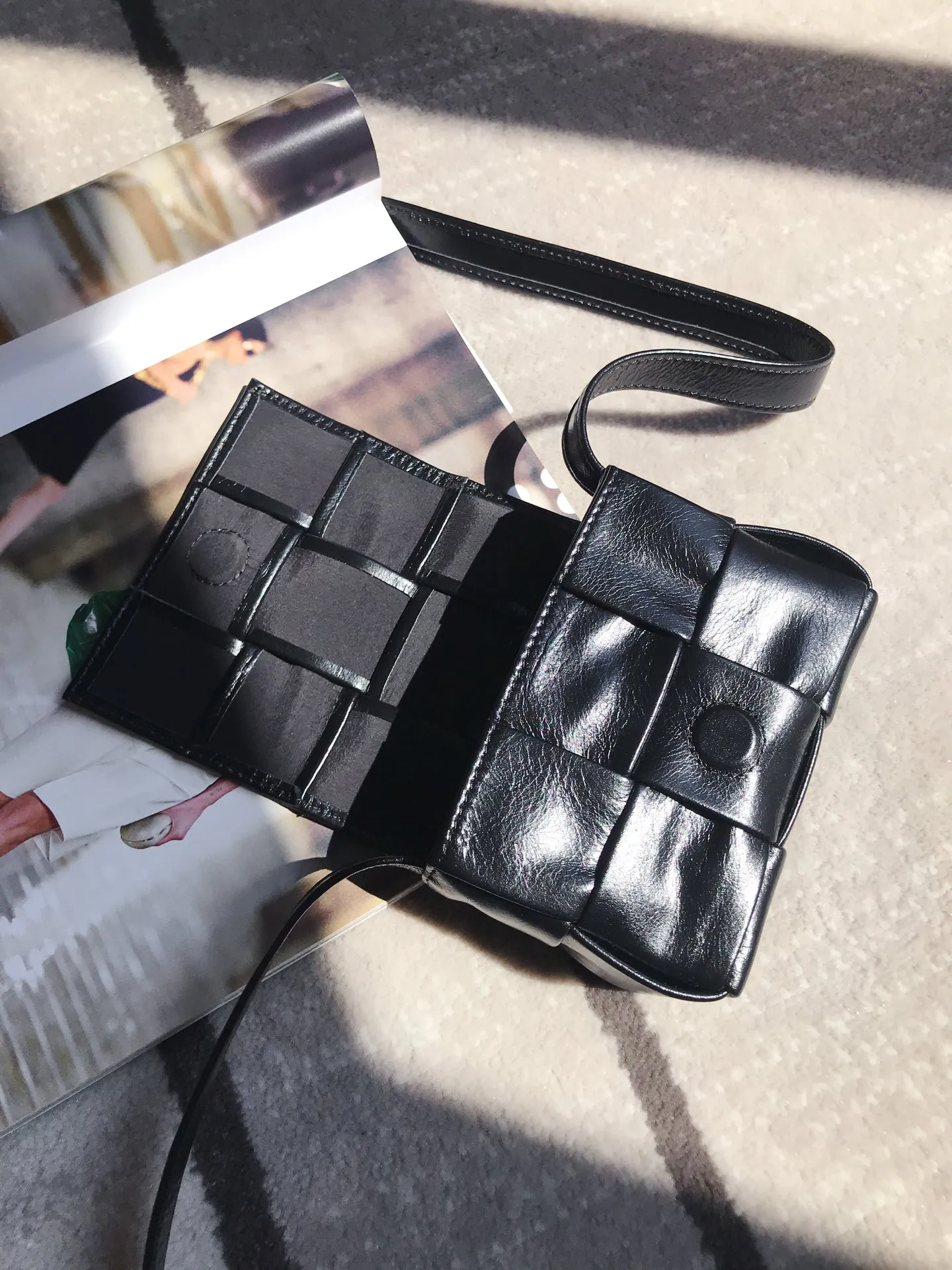 𝗕𝗼𝘁𝘁𝗲𝗴𝗮 𝗩𝗲𝗻𝗲𝘁𝗮———— New product𝗺𝗶𝗻𝗶 𝗰𝗮𝘀𝘀𝗲𝘁𝘁𝗲‼ ️ A super cute one 𝒎𝒊𝒏𝒊 𝒄𝒂𝒔𝒔𝒆𝒕𝒕𝒆, a must-have for delicate girls. It’s the same height as lipstick. Although it can’t fit a mobile phone, it can fit all my cuteness and lipstick ❗️ We only make the highest end in the market, welcome to compare Size: 12*8*4cm.